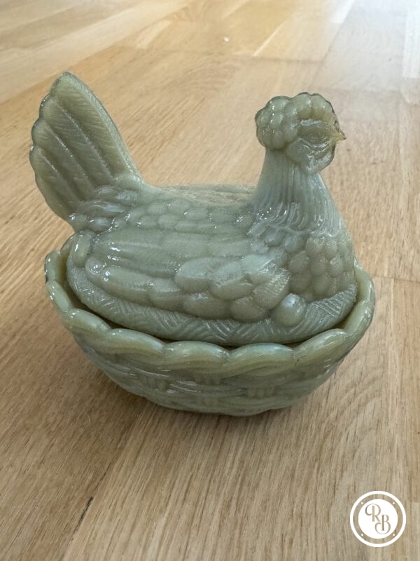 Petite bonbonnière ovale (ou sucrier ou beurrier) en verre opalescent opaline Porthieux représentant une poule sur son nid d'osier tressé. Jolie couleur vert d'eau - Décoration - Collection – Image 4