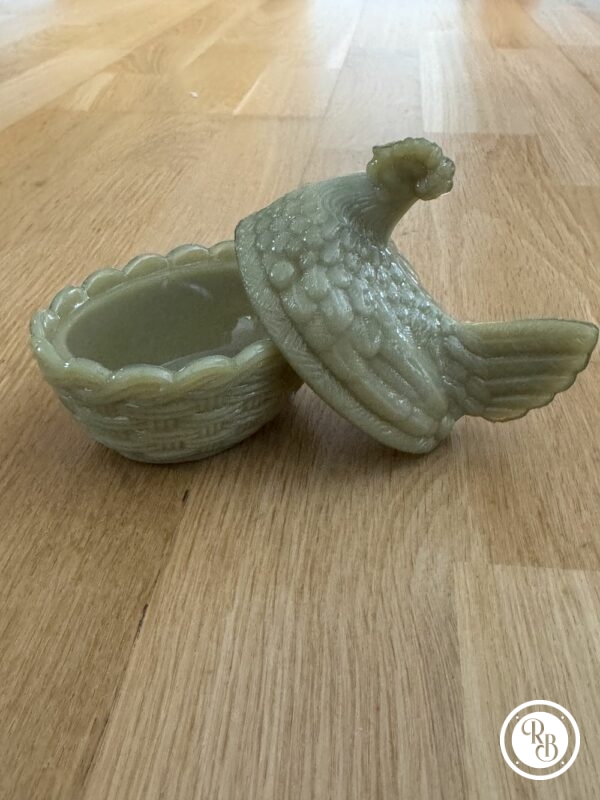 Petite bonbonnière ovale (ou sucrier ou beurrier) en verre opalescent opaline Porthieux représentant une poule sur son nid d'osier tressé. Jolie couleur vert d'eau - Décoration - Collection – Image 6