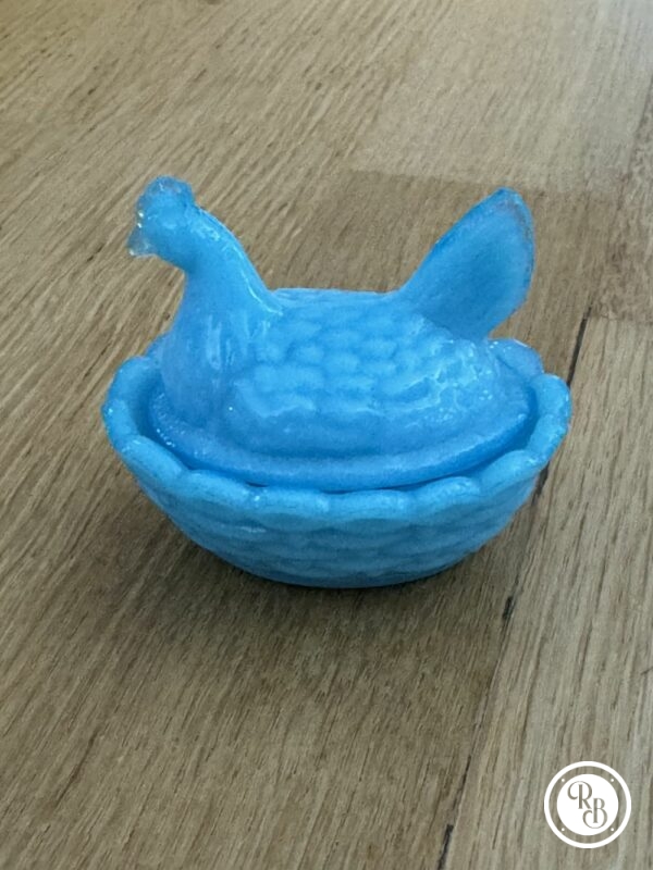 Mini bonbonnière ovale (ou sucrier ou beurrier) en verre opalescent opaline Porthieux représentant une poule sur son nid d'osier tressé. Jolie couleur bleue turquoise - Décoration - Collection – Image 4