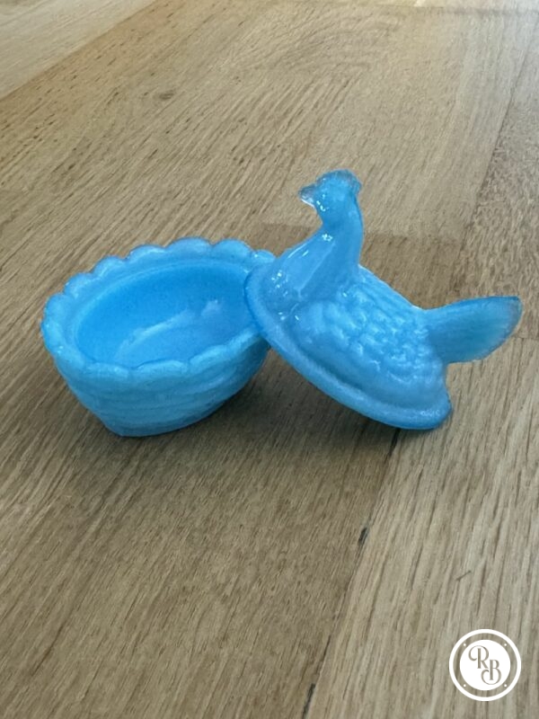 Mini bonbonnière ovale (ou sucrier ou beurrier) en verre opalescent opaline Porthieux représentant une poule sur son nid d'osier tressé. Jolie couleur bleue turquoise - Décoration - Collection – Image 6