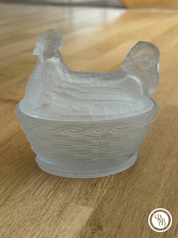 Bonbonnière ovale (ou sucrier ou beurrier) en verre opalescent opaline Porthieux représentant une poule sur son nid d'osier tressé. Jolie couleur blanche opaque - Décoration - Collection – Image 2