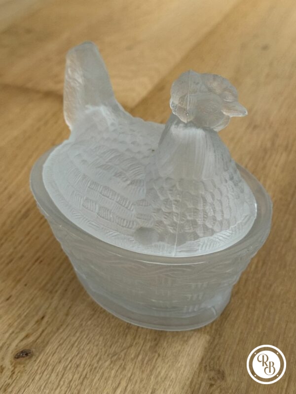 Bonbonnière ovale (ou sucrier ou beurrier) en verre opalescent opaline Porthieux représentant une poule sur son nid d'osier tressé. Jolie couleur blanche opaque - Décoration - Collection – Image 5