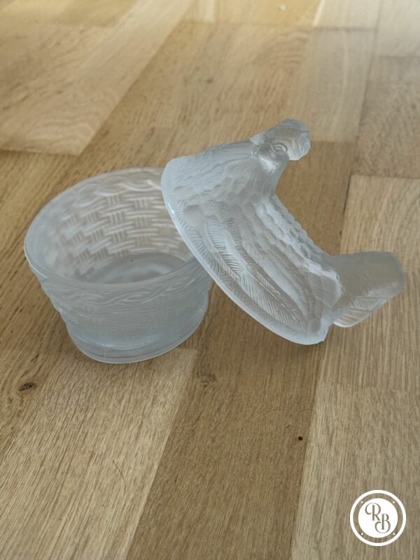 Bonbonnière ovale (ou sucrier ou beurrier) en verre opalescent opaline Porthieux représentant une poule sur son nid d'osier tressé. Jolie couleur blanche opaque - Décoration - Collection – Image 6