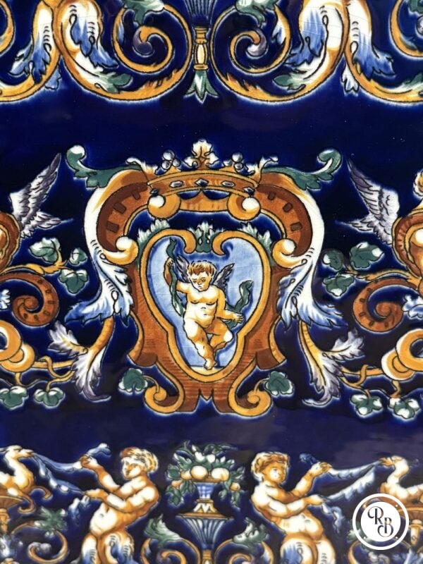 Rare Grand plateau octogonal en faïence de Gien à décor polychrome sur fond bleu, modèle "Renaissance Italienne" - Peint à la main - Marque de la faïencerie de Gien 1938 - Décoration - Collection – Image 2