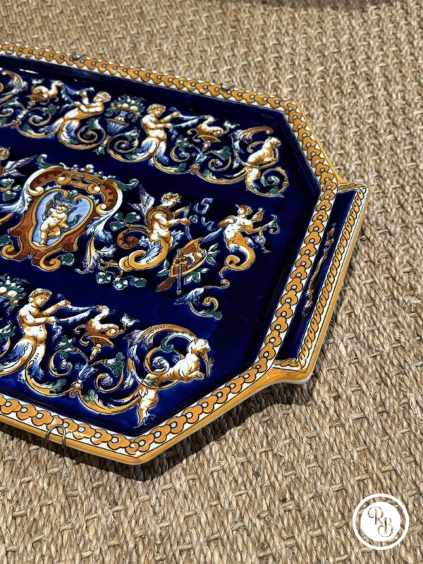 Rare Grand plateau octogonal en faïence de Gien à décor polychrome sur fond bleu, modèle "Renaissance Italienne" - Peint à la main - Marque de la faïencerie de Gien 1938 - Décoration - Collection – Image 3