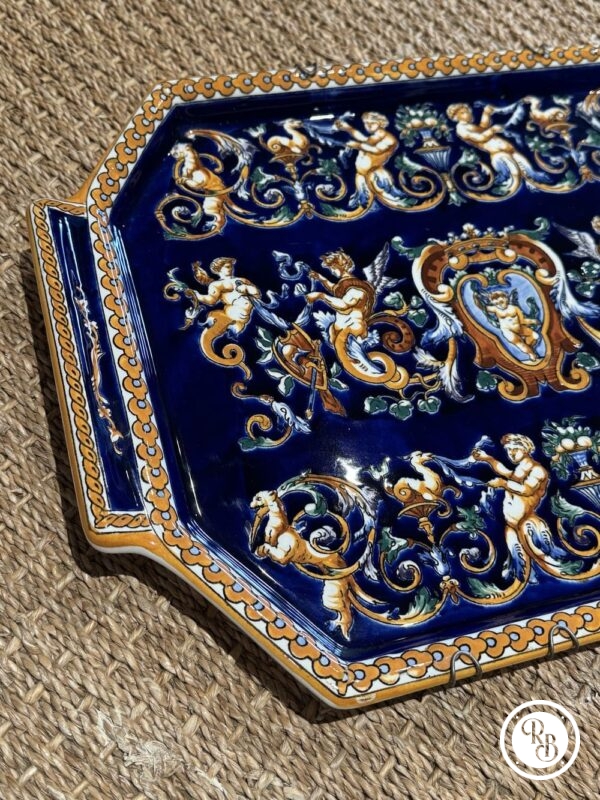 Rare Grand plateau octogonal en faïence de Gien à décor polychrome sur fond bleu, modèle "Renaissance Italienne" - Peint à la main - Marque de la faïencerie de Gien 1938 - Décoration - Collection – Image 4