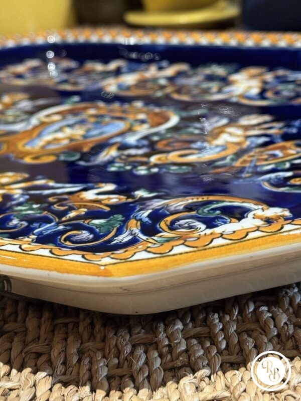 Rare Grand plateau octogonal en faïence de Gien à décor polychrome sur fond bleu, modèle "Renaissance Italienne" - Peint à la main - Marque de la faïencerie de Gien 1938 - Décoration - Collection – Image 6
