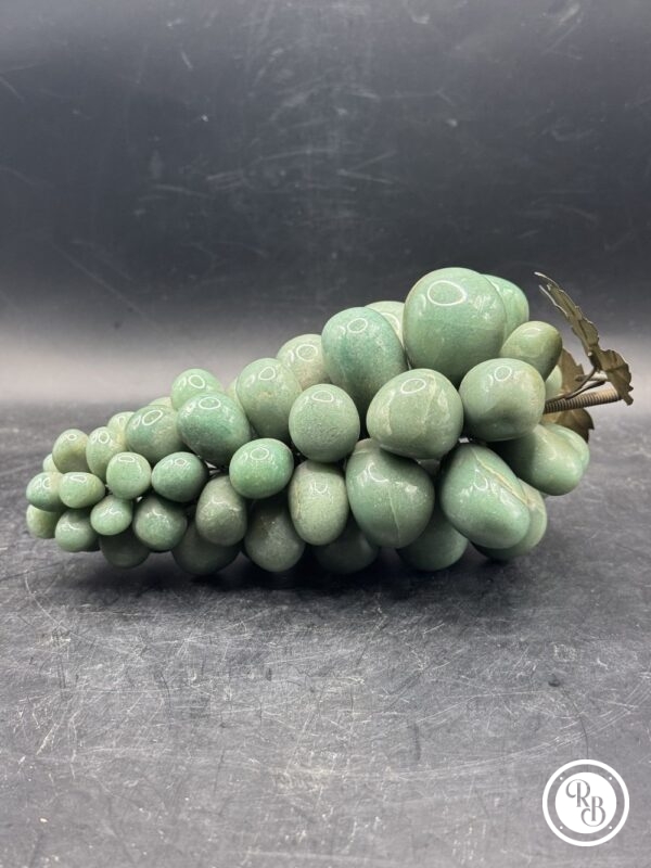 Ancienne et grande Grappe de raisin en pierre dure, Malachite ou quartz vert avec une double feuille métallique en laiton - Vers 1950 - Déco - Collection – Image 4