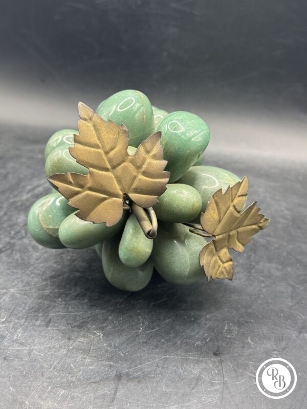 Ancienne et grande Grappe de raisin en pierre dure, Malachite ou quartz vert avec une double feuille métallique en laiton - Vers 1950 - Déco - Collection – Image 5