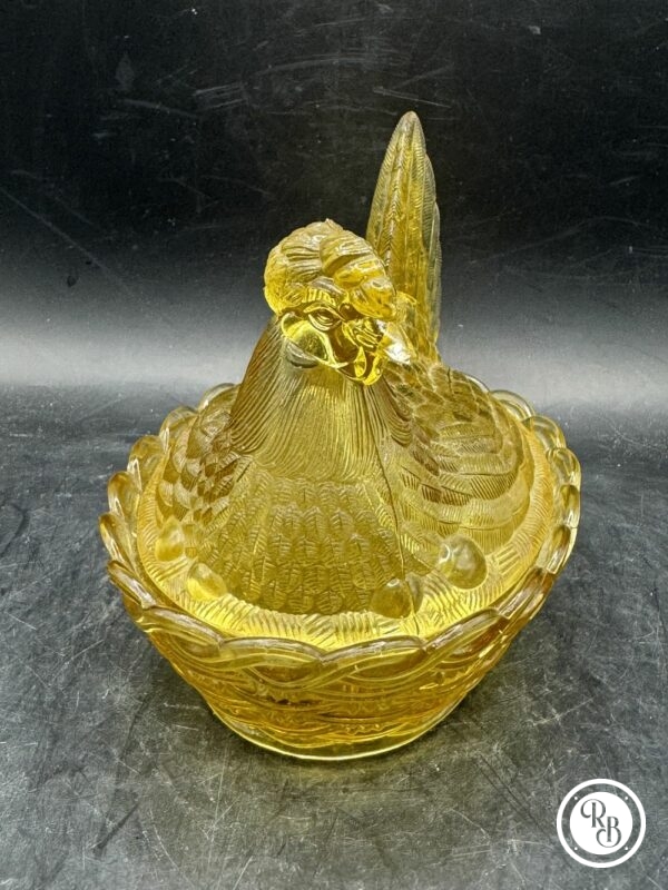 Bonbonnière ovale (ou sucrier ou beurrier) en verre Porthieux représentant une poule sur son nid d'osier tressé. Jolie couleur jaune - Décoration - Collection – Image 2