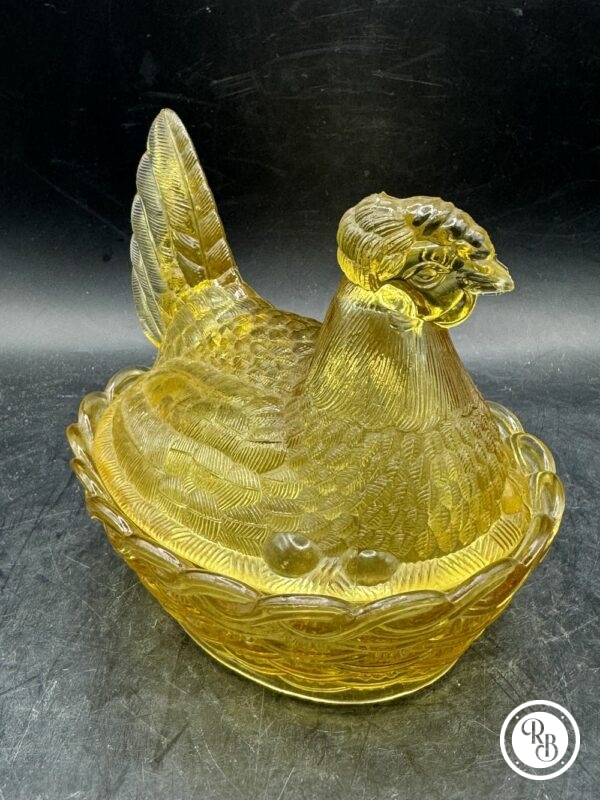 Bonbonnière ovale (ou sucrier ou beurrier) en verre Porthieux représentant une poule sur son nid d'osier tressé. Jolie couleur jaune - Décoration - Collection – Image 3