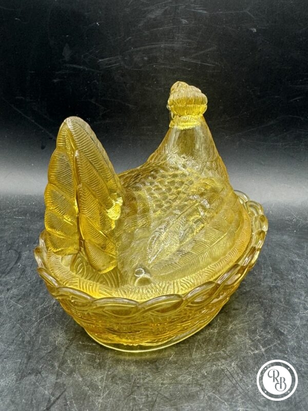 Bonbonnière ovale (ou sucrier ou beurrier) en verre Porthieux représentant une poule sur son nid d'osier tressé. Jolie couleur jaune - Décoration - Collection – Image 4