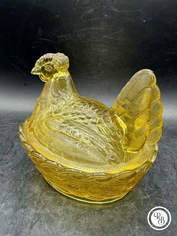 Bonbonnière ovale (ou sucrier ou beurrier) en verre Porthieux représentant une poule sur son nid d'osier tressé. Jolie couleur jaune - Décoration - Collection – Image 5
