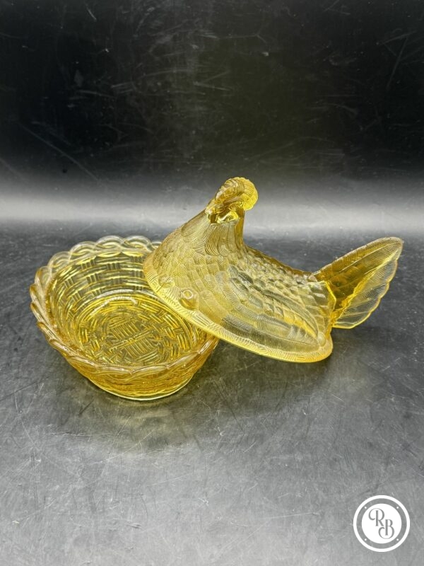 Bonbonnière ovale (ou sucrier ou beurrier) en verre Porthieux représentant une poule sur son nid d'osier tressé. Jolie couleur jaune - Décoration - Collection – Image 6