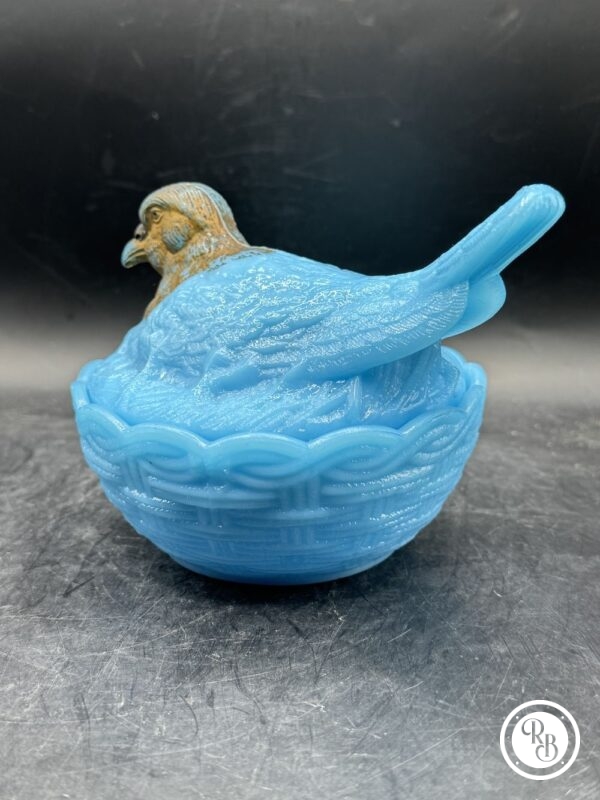 Bonbonnière ronde (ou sucrier ou beurrier) en verre opalescent opaline Porthieux représentant une oiseau/pigeon sur son nid d'osier tressé. Jolie couleur bleue turquoise - Décoration - Collection – Image 2