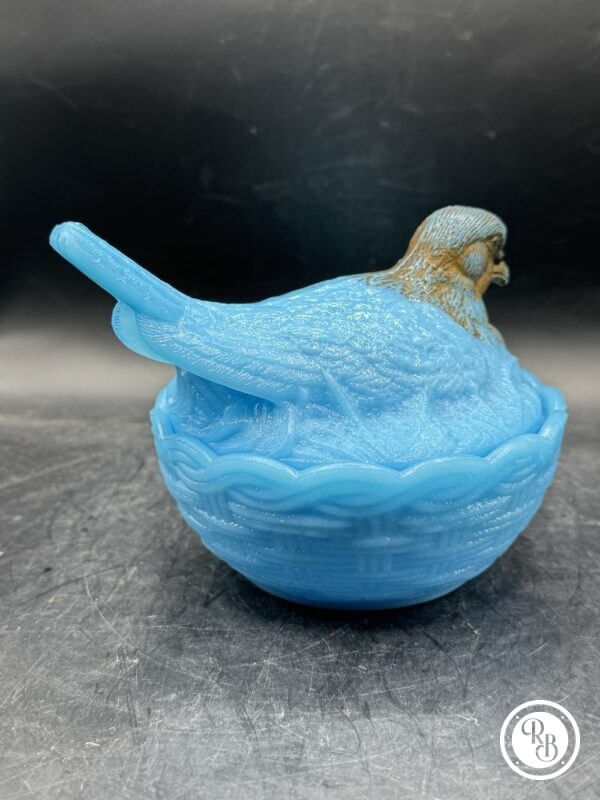 Bonbonnière ronde (ou sucrier ou beurrier) en verre opalescent opaline Porthieux représentant une oiseau/pigeon sur son nid d'osier tressé. Jolie couleur bleue turquoise - Décoration - Collection – Image 3