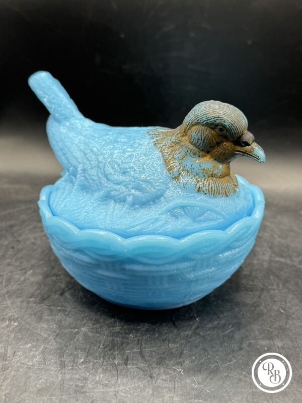 Bonbonnière ronde (ou sucrier ou beurrier) en verre opalescent opaline Porthieux représentant une oiseau/pigeon sur son nid d'osier tressé. Jolie couleur bleue turquoise - Décoration - Collection – Image 4