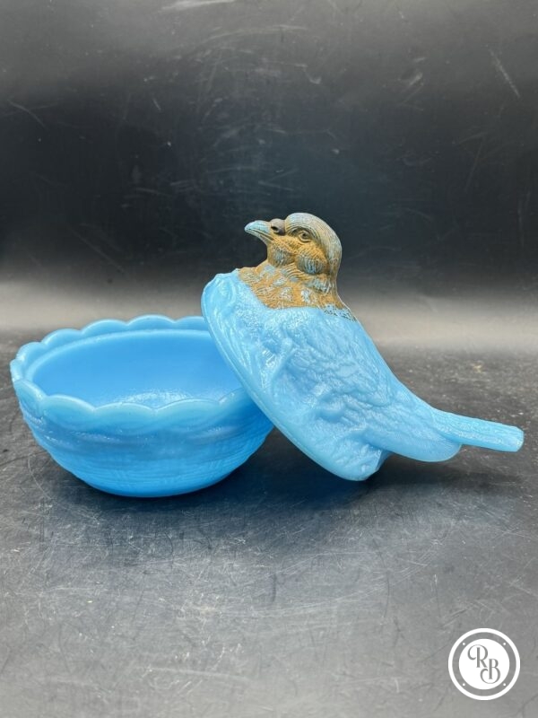 Bonbonnière ronde (ou sucrier ou beurrier) en verre opalescent opaline Porthieux représentant une oiseau/pigeon sur son nid d'osier tressé. Jolie couleur bleue turquoise - Décoration - Collection – Image 7