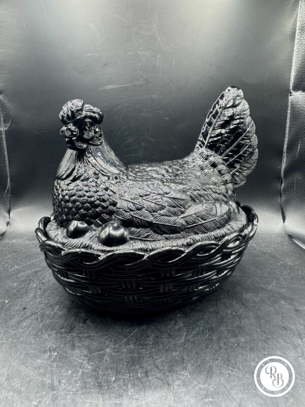 Grande bonbonnière - modèle rare - ovale (ou sucrier ou beurrier) en verre opalescent opaline Noire Porthieux représentant une poule sur son nid d'osier tressé - Décoration - Collection – Image 2