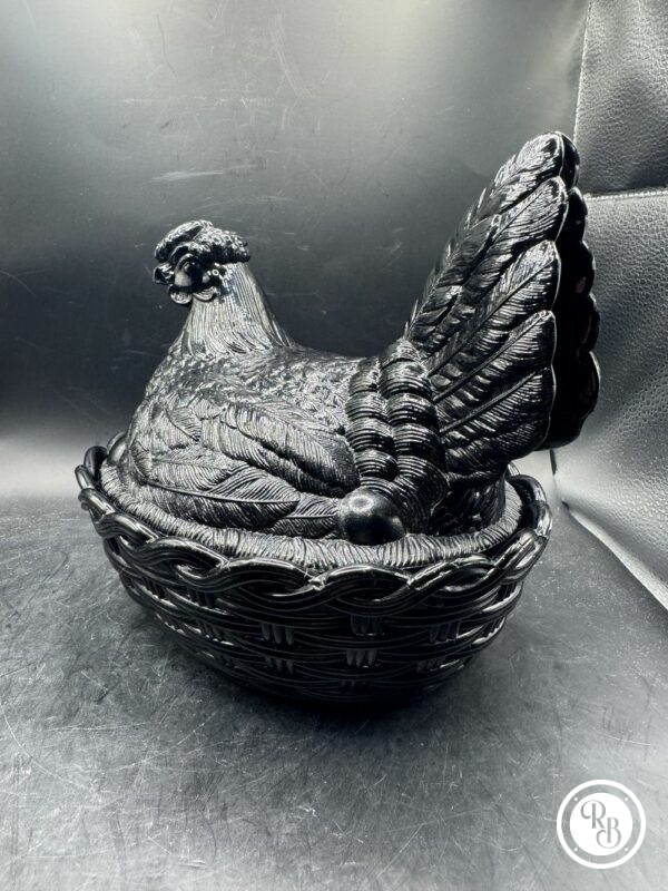 Grande bonbonnière - modèle rare - ovale (ou sucrier ou beurrier) en verre opalescent opaline Noire Porthieux représentant une poule sur son nid d'osier tressé - Décoration - Collection – Image 3