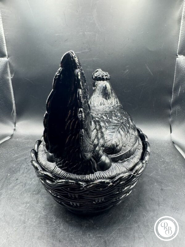 Grande bonbonnière - modèle rare - ovale (ou sucrier ou beurrier) en verre opalescent opaline Noire Porthieux représentant une poule sur son nid d'osier tressé - Décoration - Collection – Image 4