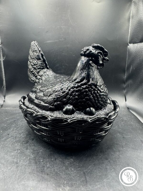 Grande bonbonnière - modèle rare - ovale (ou sucrier ou beurrier) en verre opalescent opaline Noire Porthieux représentant une poule sur son nid d'osier tressé - Décoration - Collection – Image 6