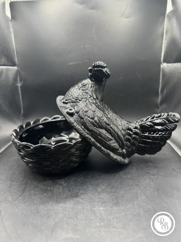 Grande bonbonnière - modèle rare - ovale (ou sucrier ou beurrier) en verre opalescent opaline Noire Porthieux représentant une poule sur son nid d'osier tressé - Décoration - Collection – Image 7