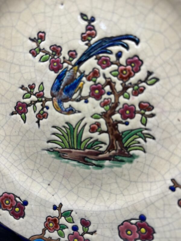 Magnifique Assiette "Longwy" - Emaux Polychromes Décor Oiseaux - Circa 1920 - Réhaut à la main - Signée et estampillée - Collection - Décoration