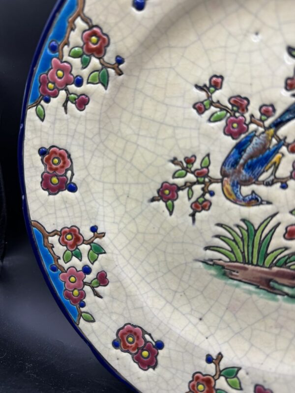 Unique Assiette "Longwy" - Emaux Polychromes Décor Oiseaux - Milieu du 20ème - Réhaut à la main - Beige et bleu - Signée et estampillée - Collection - Décoration – Image 3