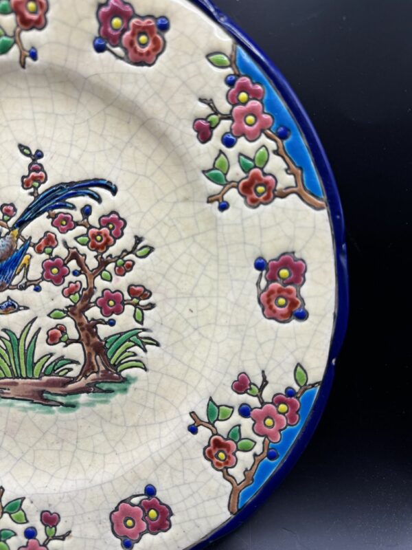 Unique Assiette "Longwy" - Emaux Polychromes Décor Oiseaux - Milieu du 20ème - Réhaut à la main - Beige et bleu - Signée et estampillée - Collection - Décoration – Image 4