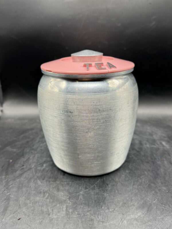 Rare et introuvable lot de 4 bidons/pots en Aluminium brossé - Kromex - 1950 - Usa - Avec leurs couvercles roses : Farine/Flour, Café/Coffee, Sucre/Sugar, Thé/Tea - Collection - Décoration – Image 2
