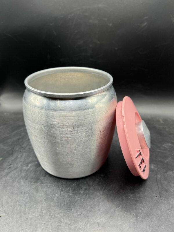 Rare et introuvable lot de 4 bidons/pots en Aluminium brossé - Kromex - 1950 - Usa - Avec leurs couvercles roses : Farine/Flour, Café/Coffee, Sucre/Sugar, Thé/Tea - Collection - Décoration – Image 4