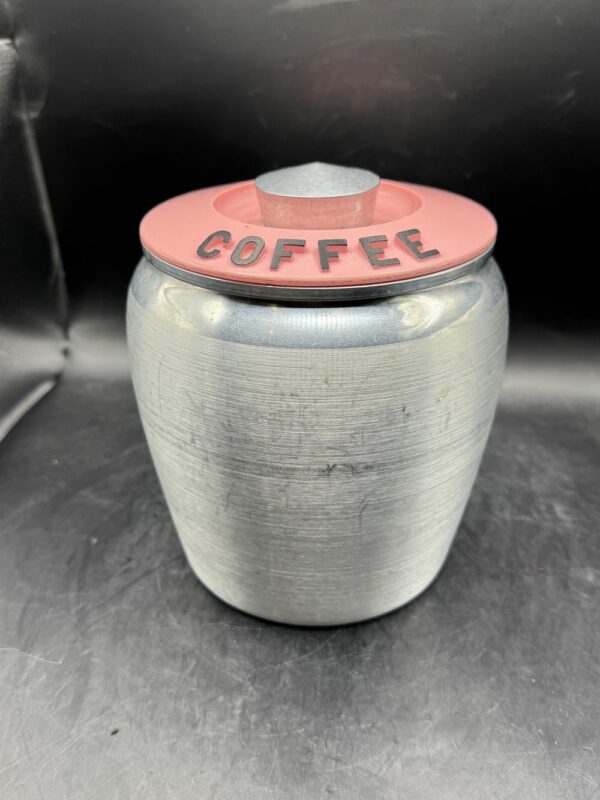 Rare et introuvable lot de 4 bidons/pots en Aluminium brossé - Kromex - 1950 - Usa - Avec leurs couvercles roses : Farine/Flour, Café/Coffee, Sucre/Sugar, Thé/Tea - Collection - Décoration – Image 5