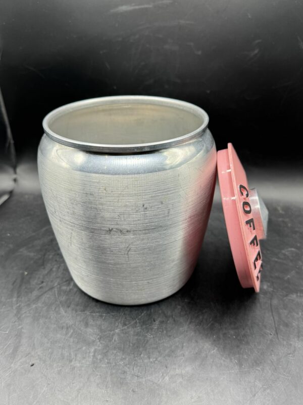 Rare et introuvable lot de 4 bidons/pots en Aluminium brossé - Kromex - 1950 - Usa - Avec leurs couvercles roses : Farine/Flour, Café/Coffee, Sucre/Sugar, Thé/Tea - Collection - Décoration – Image 7