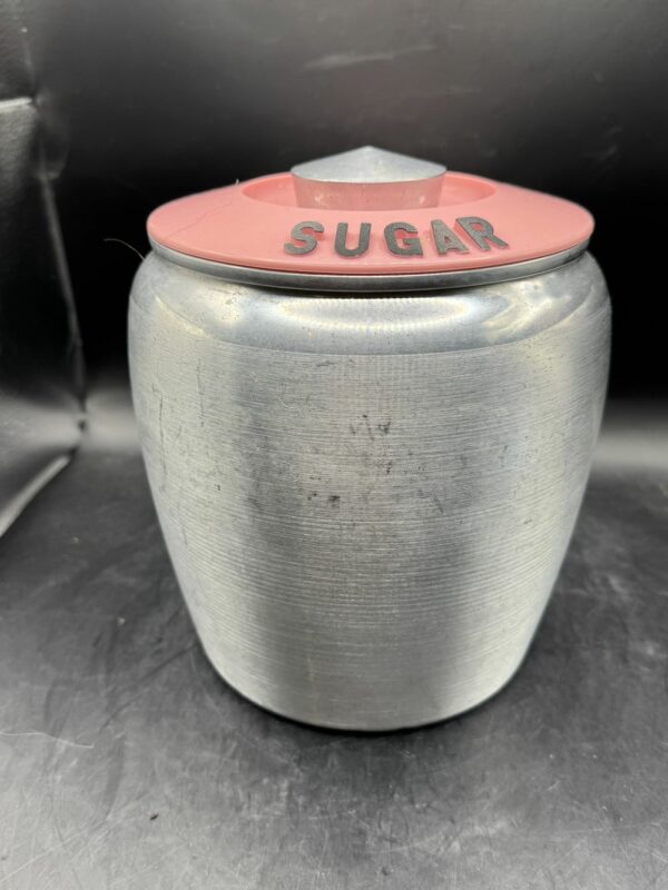 Rare et introuvable lot de 4 bidons/pots en Aluminium brossé - Kromex - 1950 - Usa - Avec leurs couvercles roses : Farine/Flour, Café/Coffee, Sucre/Sugar, Thé/Tea - Collection - Décoration – Image 8
