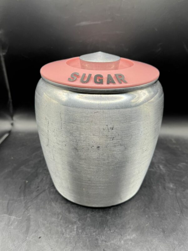 Rare et introuvable lot de 4 bidons/pots en Aluminium brossé - Kromex - 1950 - Usa - Avec leurs couvercles roses : Farine/Flour, Café/Coffee, Sucre/Sugar, Thé/Tea - Collection - Décoration – Image 9