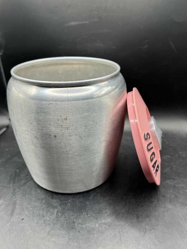 Rare et introuvable lot de 4 bidons/pots en Aluminium brossé - Kromex - 1950 - Usa - Avec leurs couvercles roses : Farine/Flour, Café/Coffee, Sucre/Sugar, Thé/Tea - Collection - Décoration – Image 11