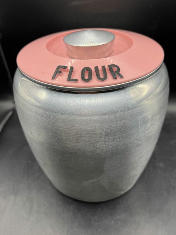 Rare et introuvable lot de 4 bidons/pots en Aluminium brossé - Kromex - 1950 - Usa - Avec leurs couvercles roses : Farine/Flour, Café/Coffee, Sucre/Sugar, Thé/Tea - Collection - Décoration – Image 13