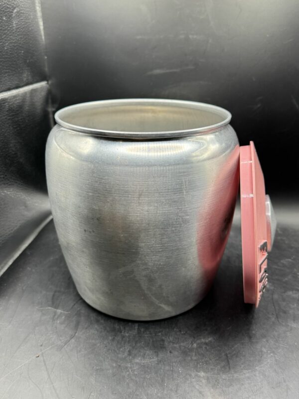 Rare et introuvable lot de 4 bidons/pots en Aluminium brossé - Kromex - 1950 - Usa - Avec leurs couvercles roses : Farine/Flour, Café/Coffee, Sucre/Sugar, Thé/Tea - Collection - Décoration – Image 14