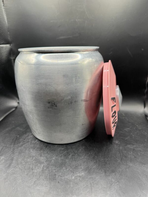 Rare et introuvable lot de 4 bidons/pots en Aluminium brossé - Kromex - 1950 - Usa - Avec leurs couvercles roses : Farine/Flour, Café/Coffee, Sucre/Sugar, Thé/Tea - Collection - Décoration – Image 15