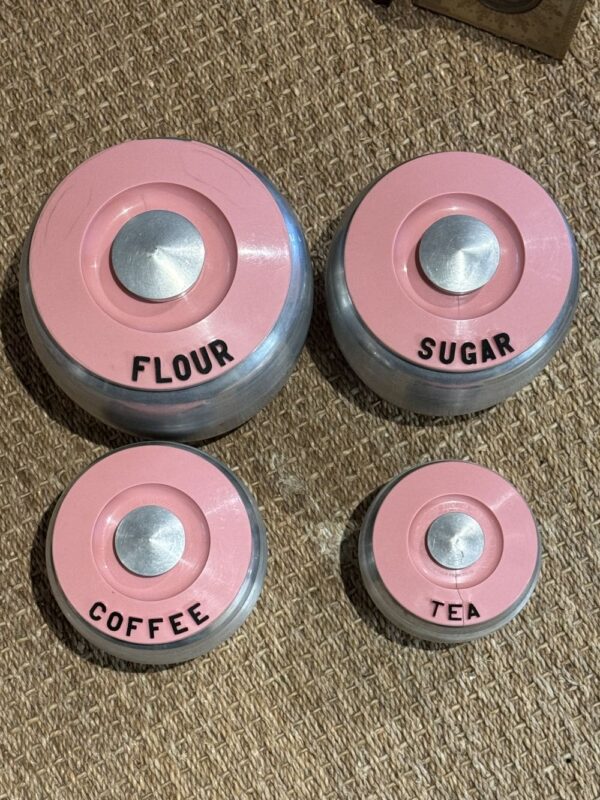 Rare et introuvable lot de 4 bidons/pots en Aluminium brossé - Kromex - 1950 - Usa - Avec leurs couvercles roses : Farine/Flour, Café/Coffee, Sucre/Sugar, Thé/Tea - Collection - Décoration – Image 16