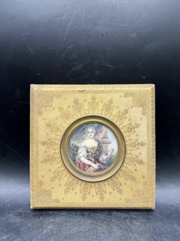 Ancien et rare Portrait - Miniature d'une "Elégante" en médaillon peint à la main - 19ème - Signé - Cadre recouvert de toile beige/doré travaillée - Collection - Décoration – Image 2