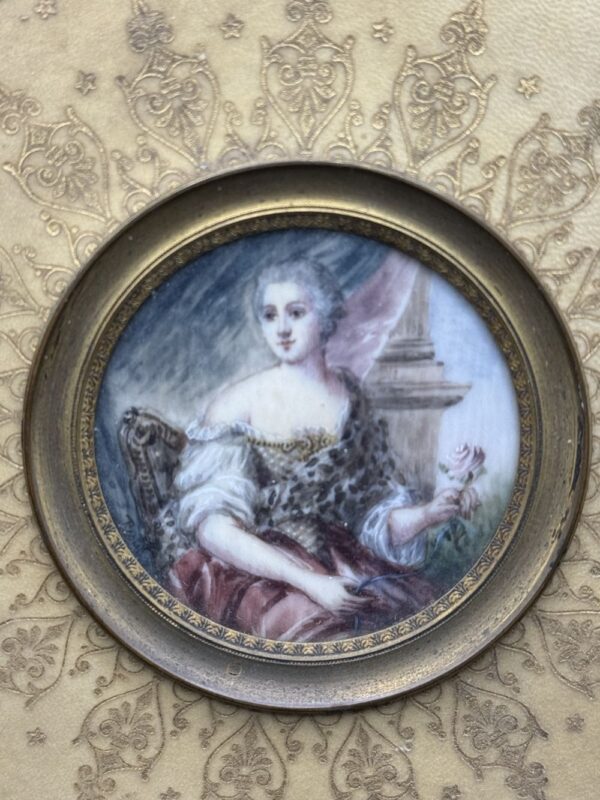 Ancien et rare Portrait - Miniature d'une "Elégante" en médaillon peint à la main - 19ème - Signé - Cadre recouvert de toile beige/doré travaillée - Collection - Décoration – Image 3
