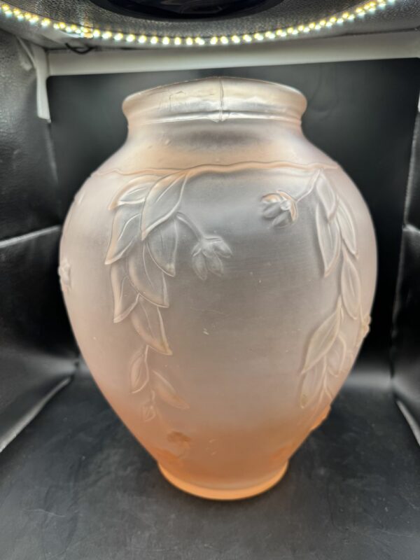 Ancien, rare et superbe grand vase en Pâte de verre rose pâle moulé/pressé dépoli des années 20-30 - Art Déco - Décoration - Collection – Image 2