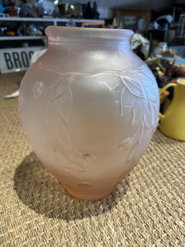 Ancien, rare et superbe grand vase en Pâte de verre rose pâle moulé/pressé dépoli des années 20-30 - Art Déco - Décoration - Collection – Image 3