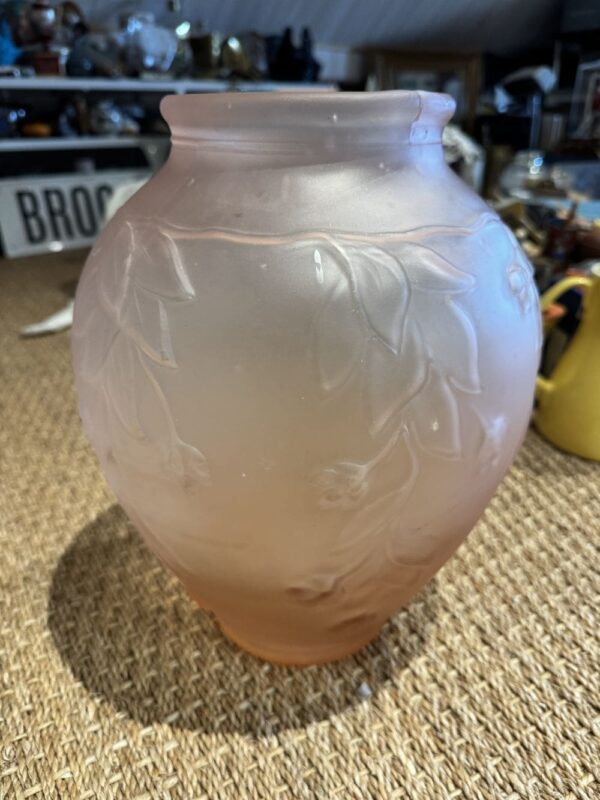 Ancien, rare et superbe grand vase en Pâte de verre rose pâle moulé/pressé dépoli des années 20-30 - Art Déco - Décoration - Collection – Image 4