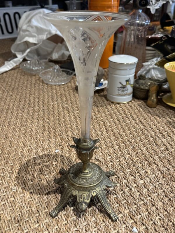 Ancien Vase cornet et verre en cristal gravé sur piètement en bronze doré datant du 19ème - Collection - Décoration – Image 2