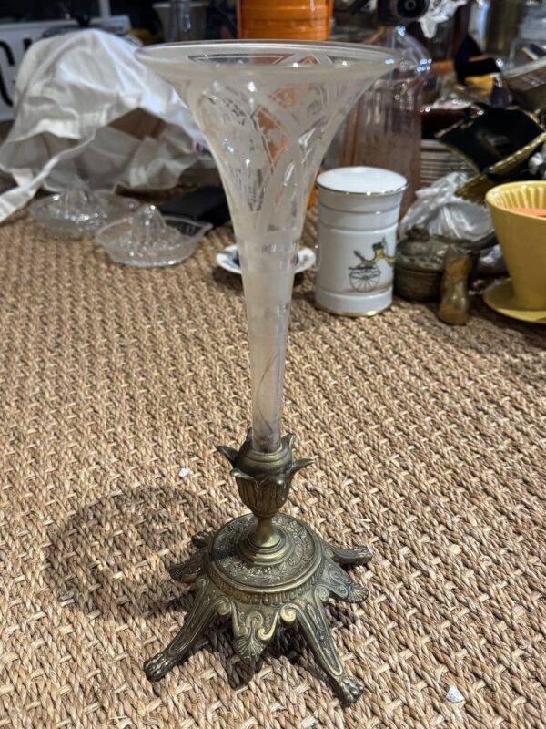 Ancien Vase cornet et verre en cristal gravé sur piètement en bronze doré datant du 19ème - Collection - Décoration – Image 3