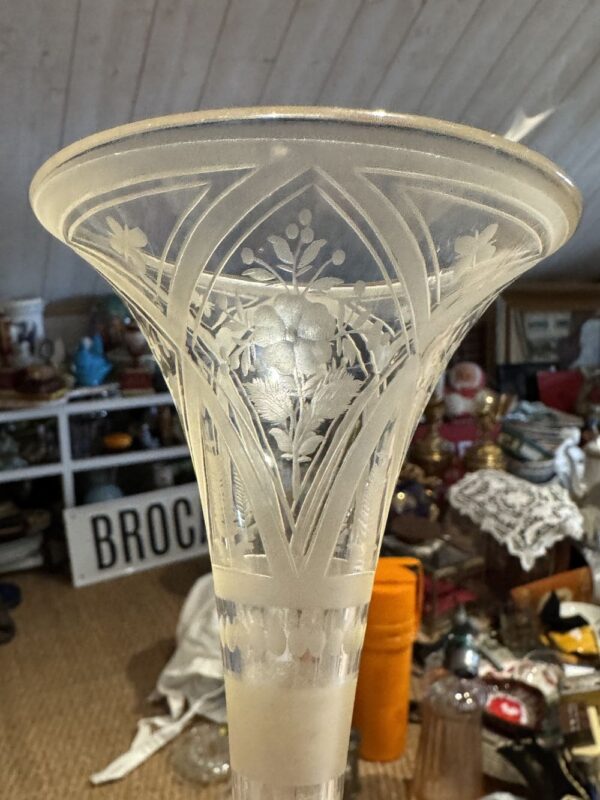 Ancien Vase cornet et verre en cristal gravé sur piètement en bronze doré datant du 19ème - Collection - Décoration – Image 6