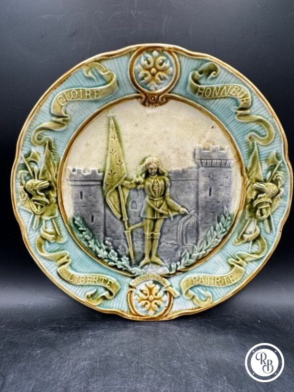 Ancienne Assiette en barbotine Onnaing - Vers 1900 - Jeanne d'Arc - Gloire Honneur Liberté Patrie - Décoration - Collection – Image 2